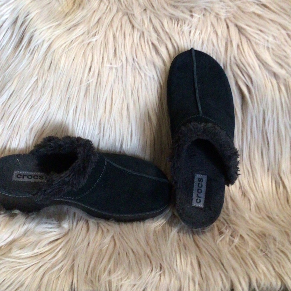 CROCS Women's Dark Slippers with Fuzzy Lining